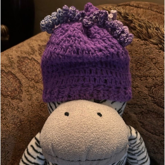 Child’s beanie with curly Q’s - Picture 1 of 4